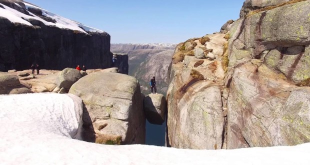 drone-footage-base-jumpers-norway